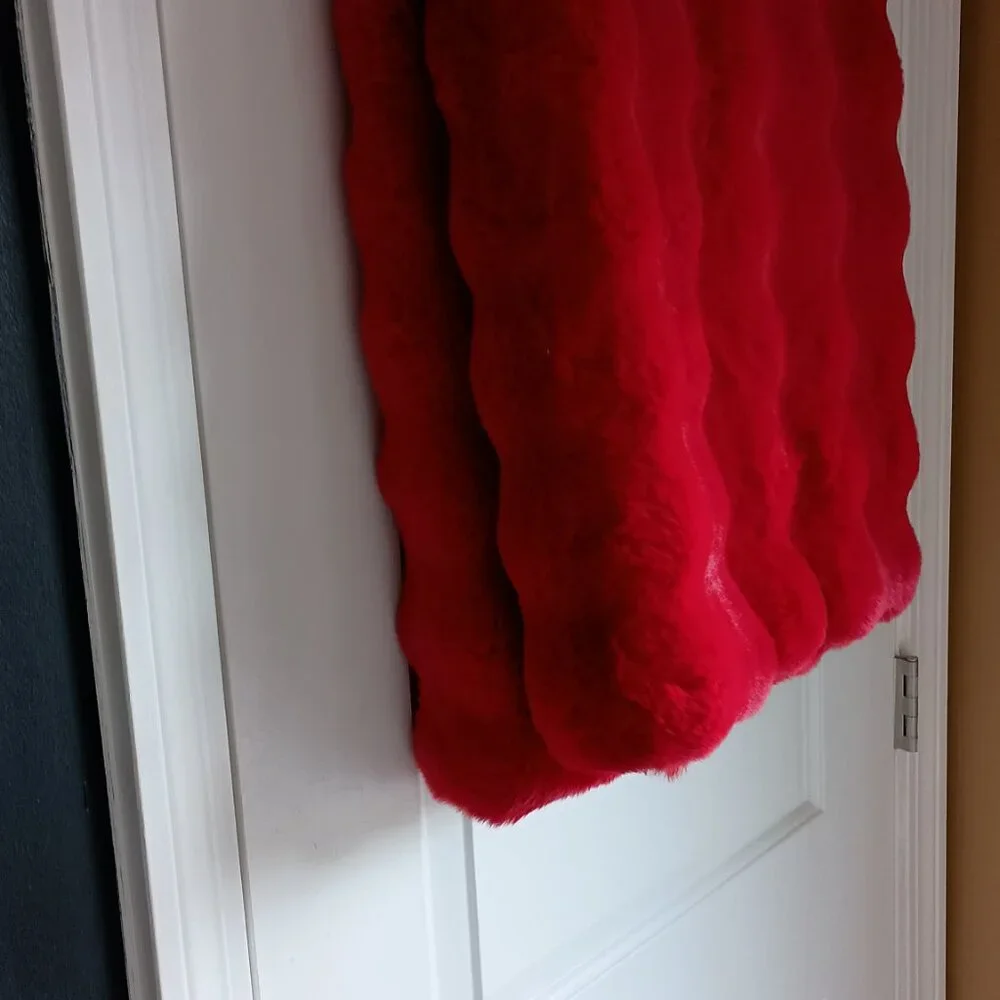 NEW! EXQUISITE CHERRY RED FAUX FUR THROW BLANKET